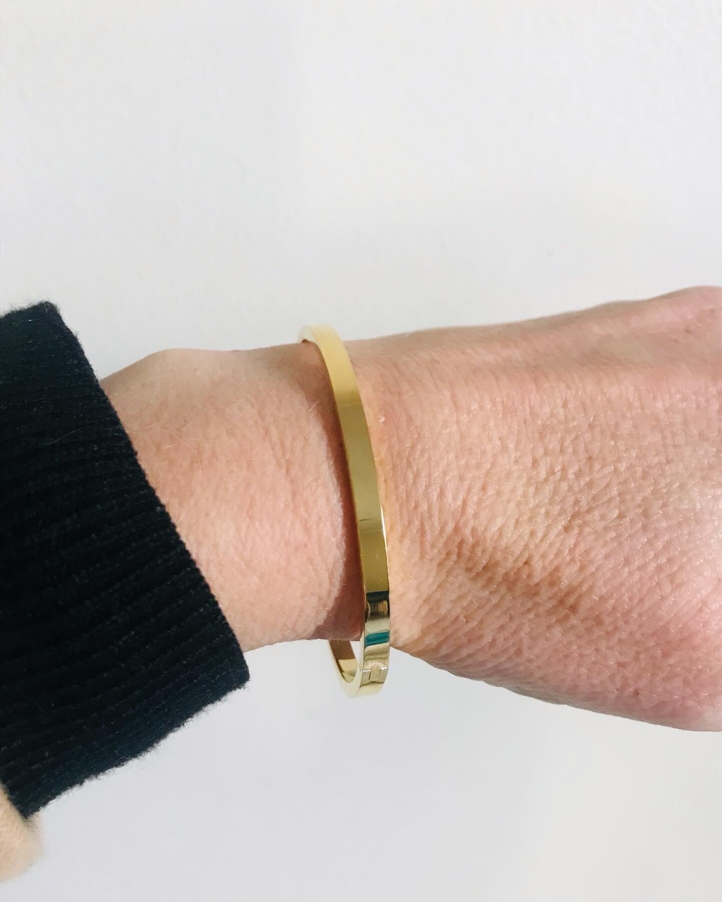Athena stainless steel clip on gold bangle