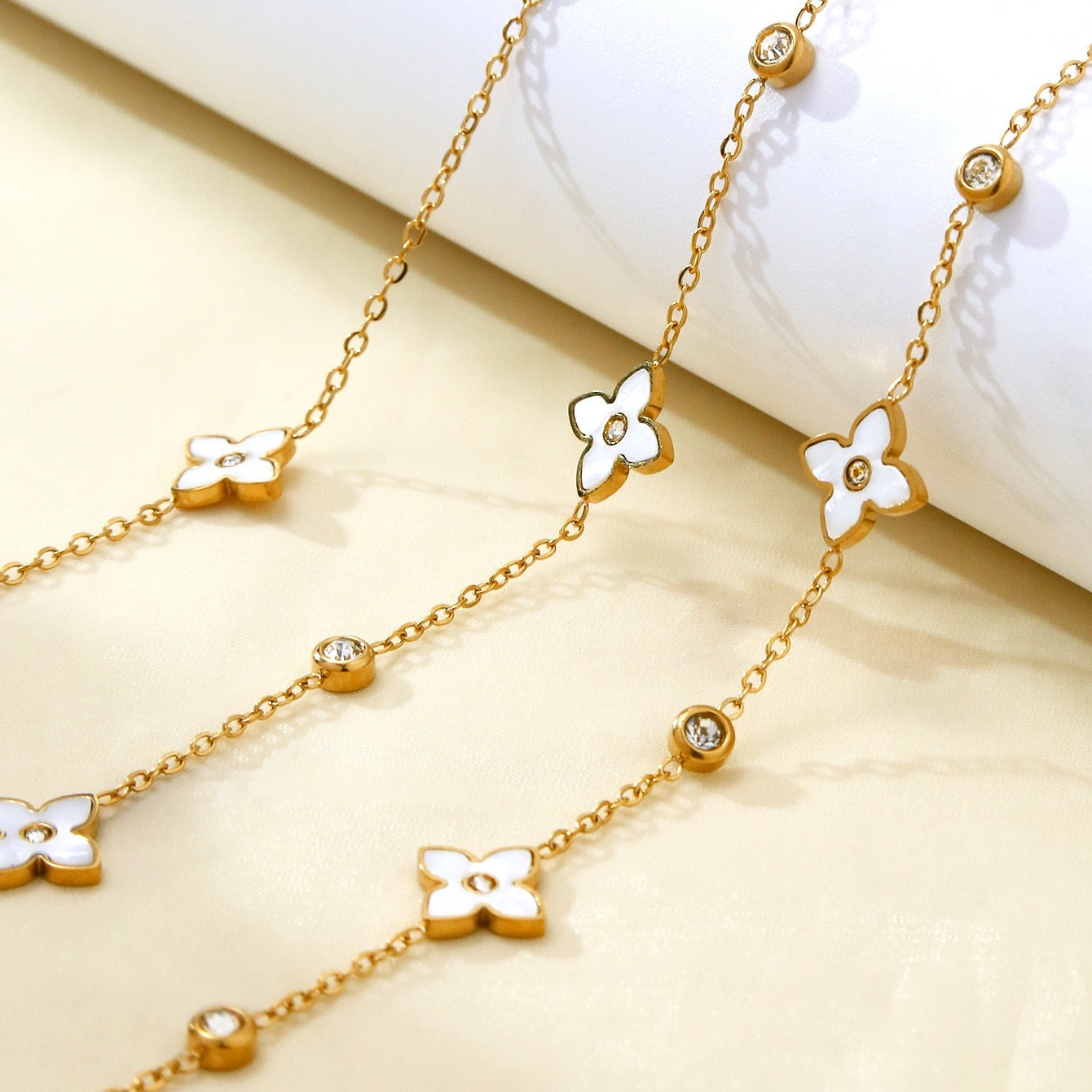 Neo white shell clover bracelet
