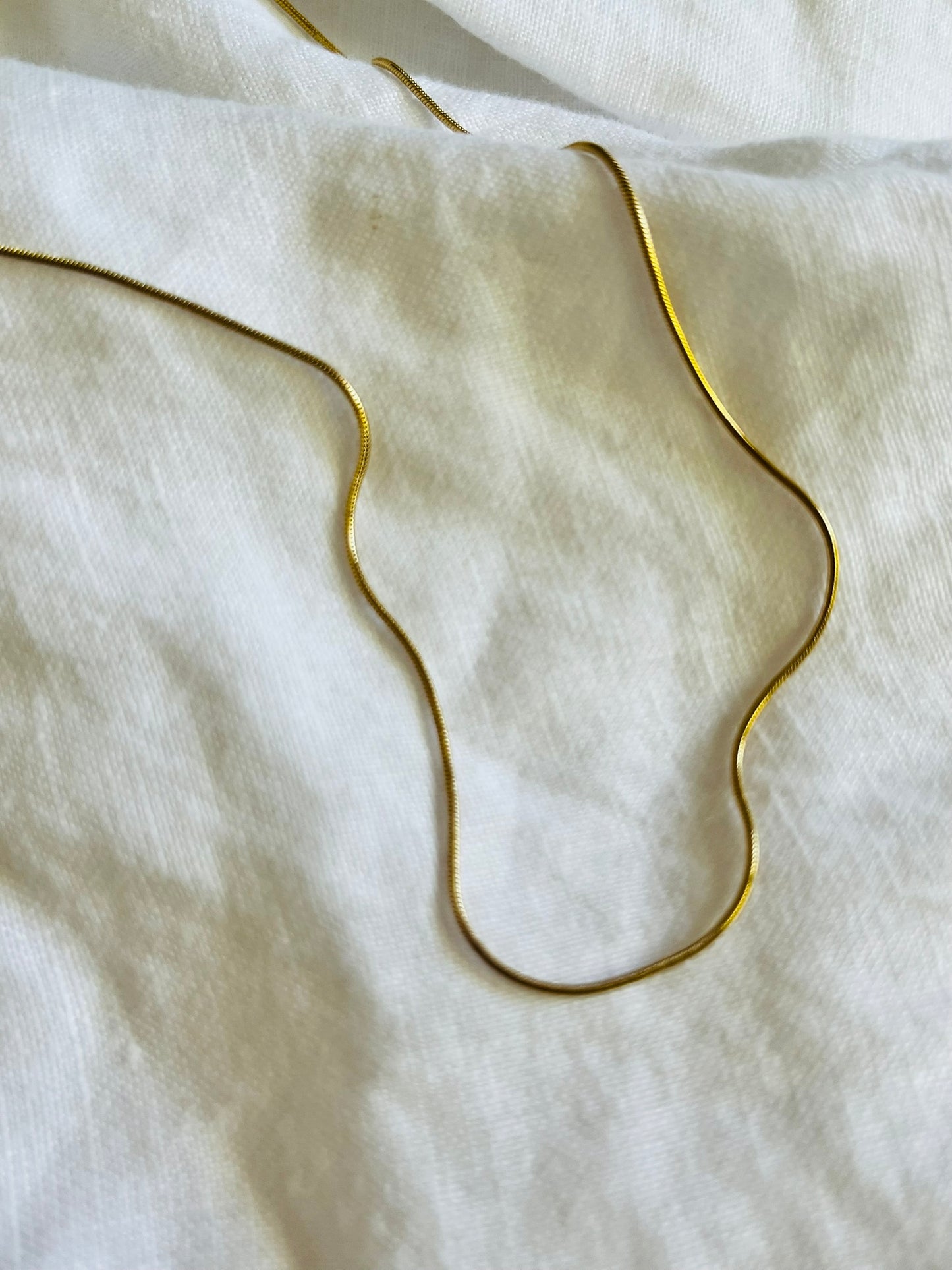Alexis round snake 1 mm basic chain gold necklace