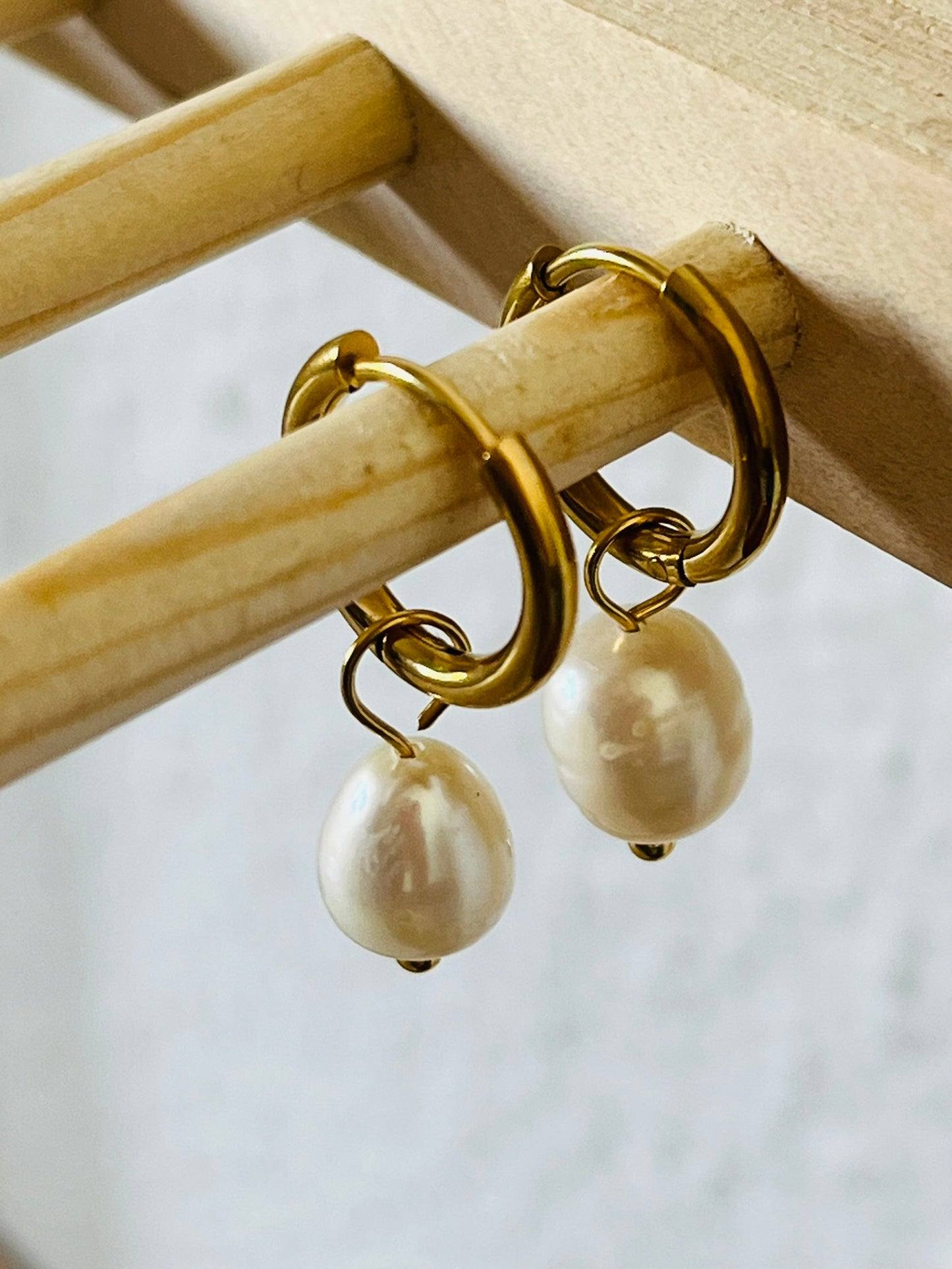 Curvy Pearl Earring