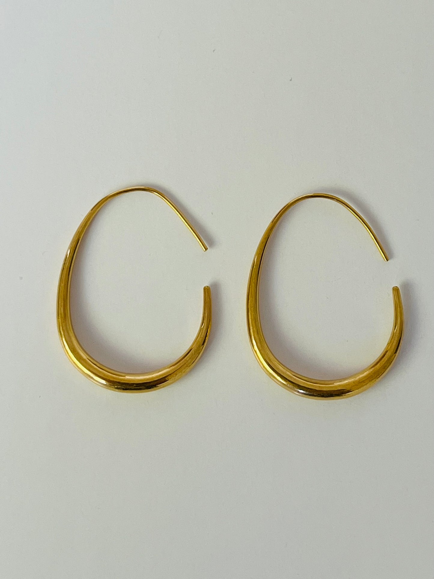 Charlize oval geometric gold hoop earring