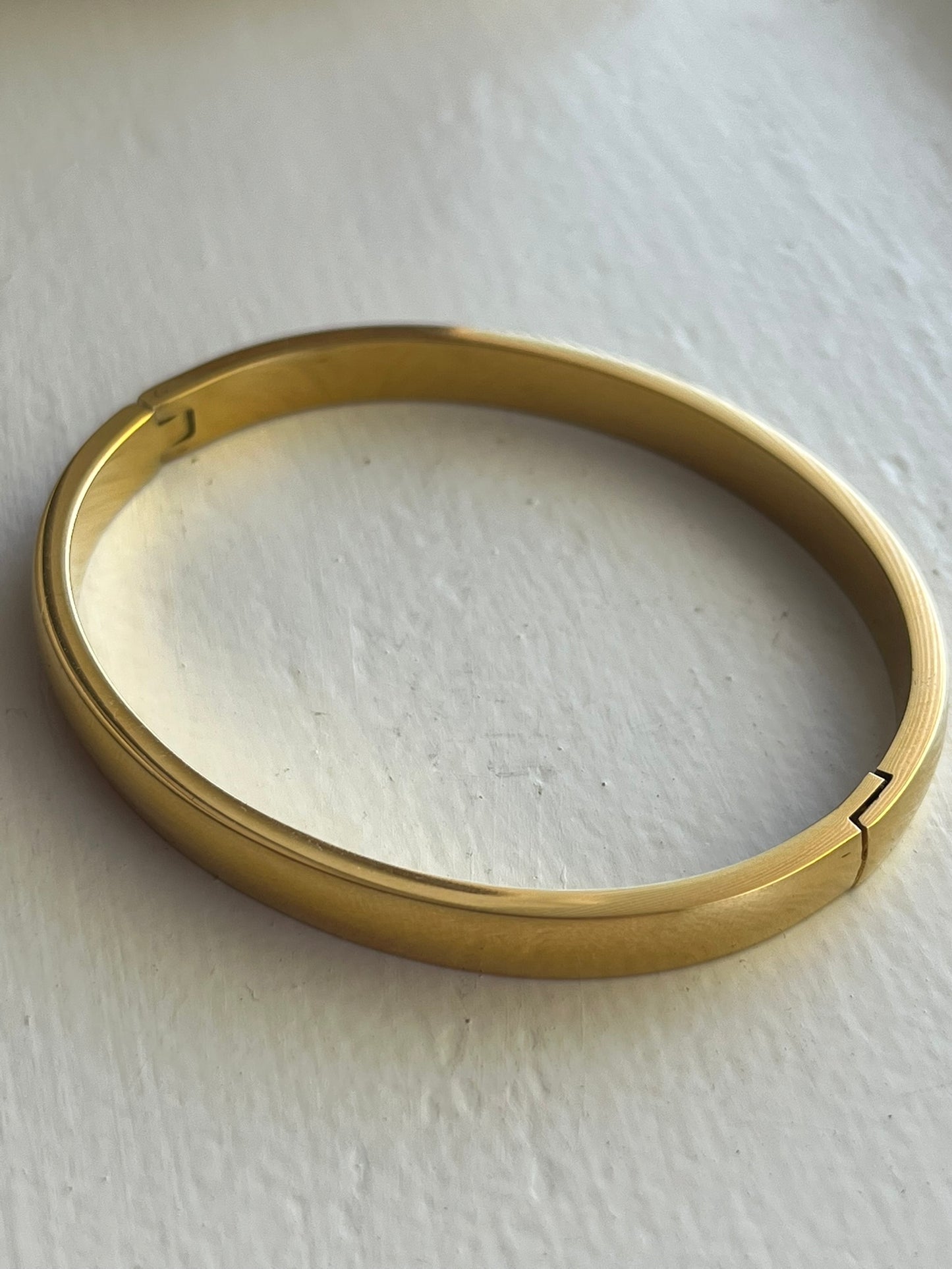 Athena stainless steel clip on gold bangle