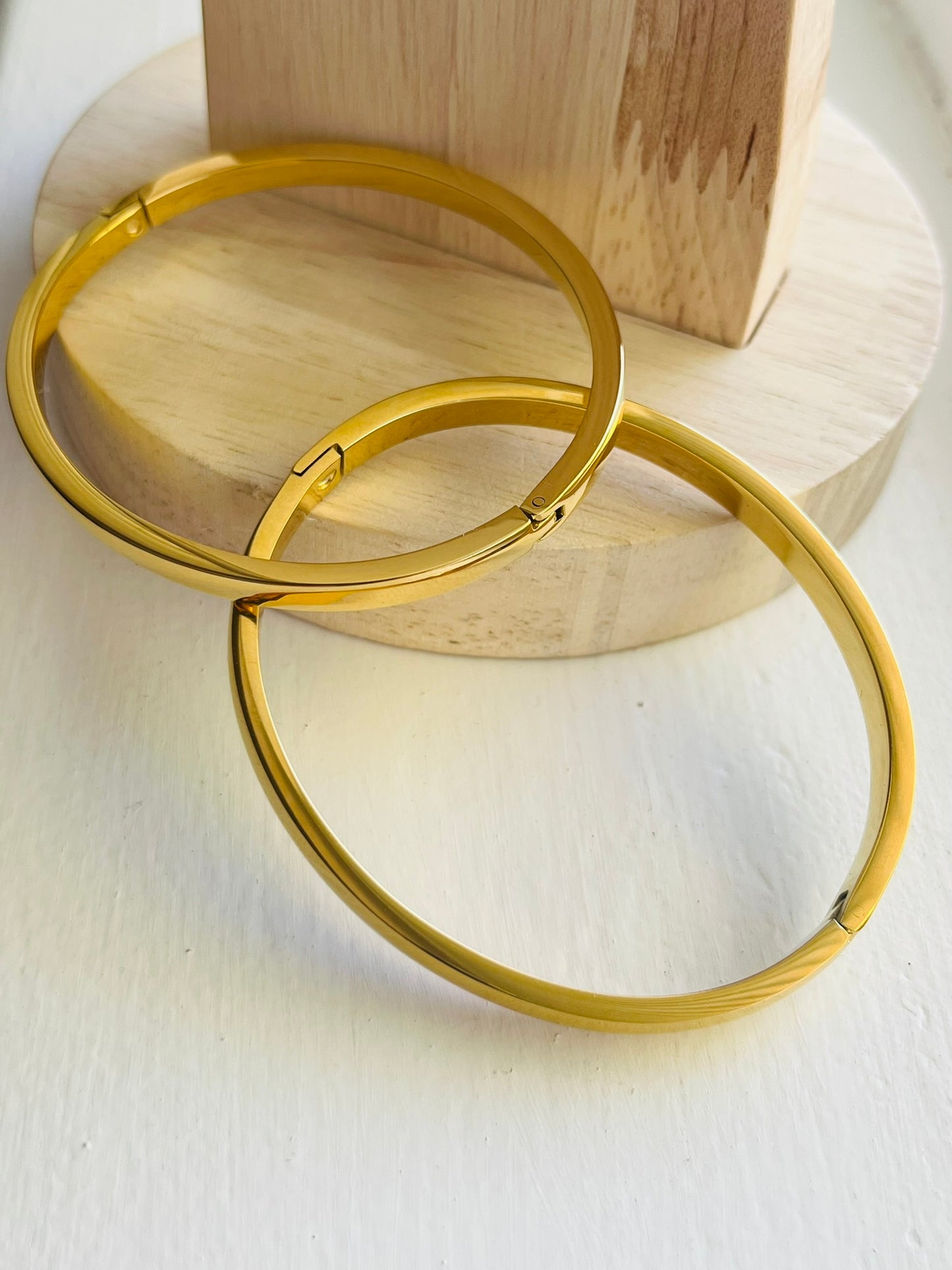 Athena stainless steel clip on gold bangle