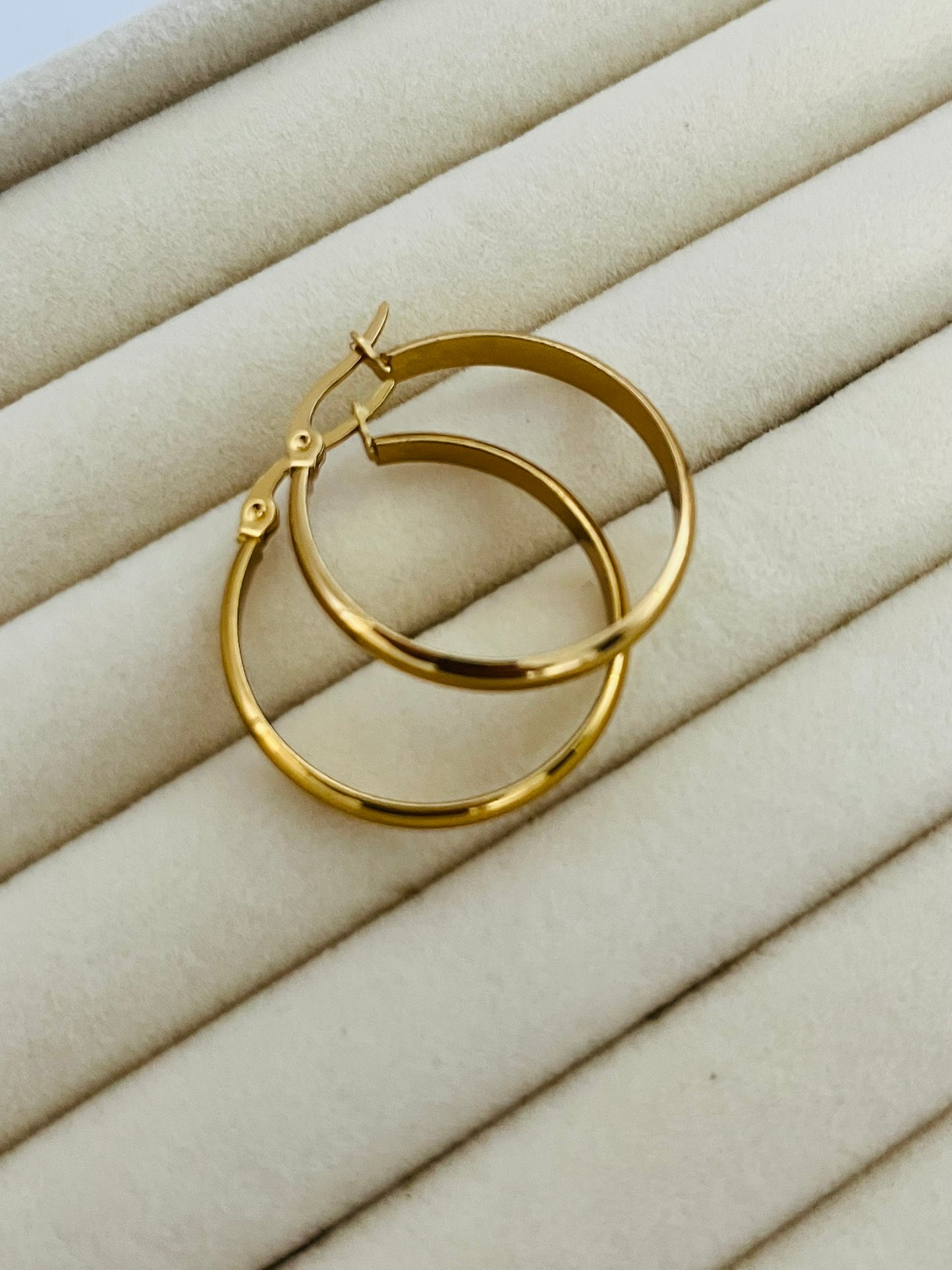 Mila classic gold hoop earrings