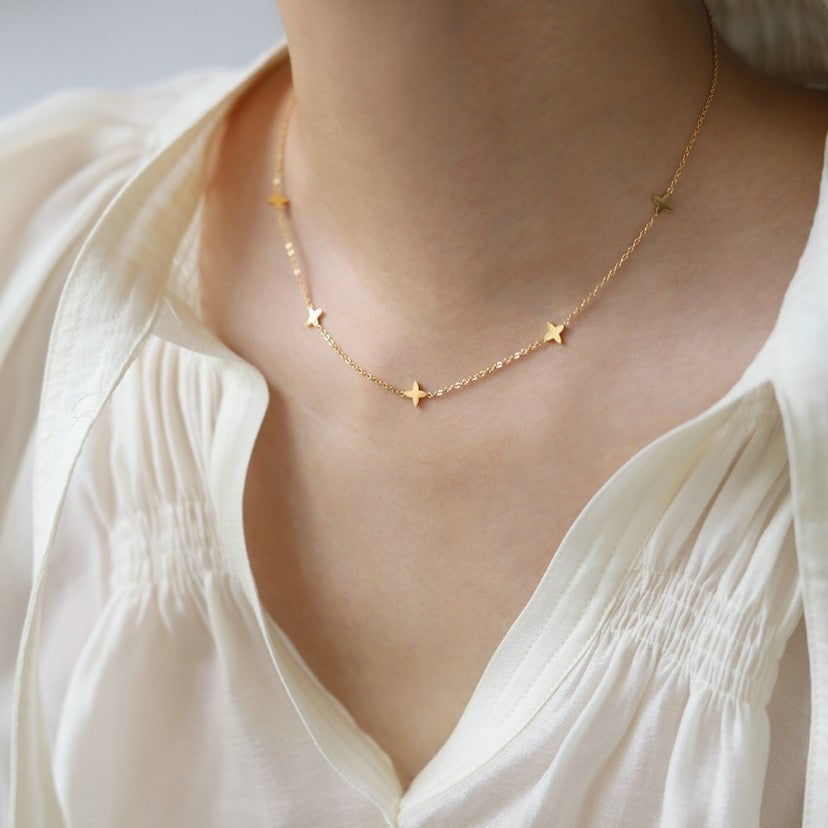 Nova clover shimmer disk gold necklace