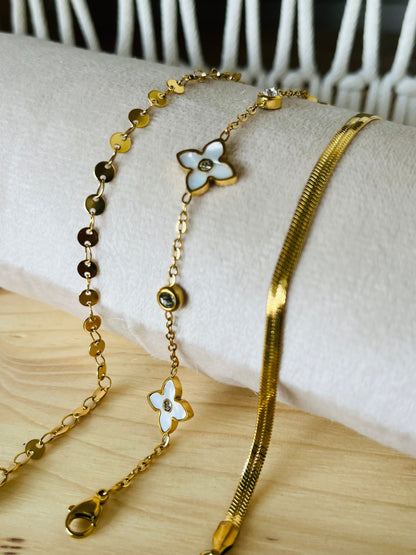 Neo white shell clover bracelet