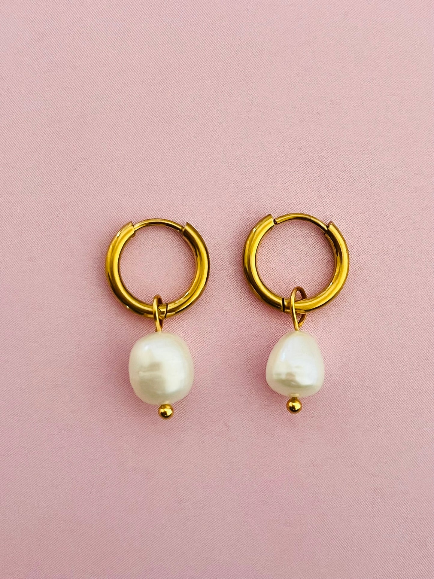 Curvy Pearl Earring