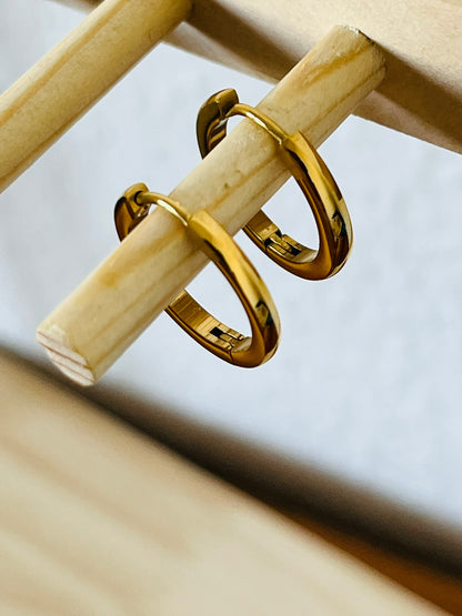 Stevie curved skinny gold hoop earring