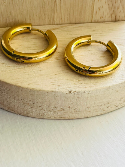 Valerie XL gold hoop earring