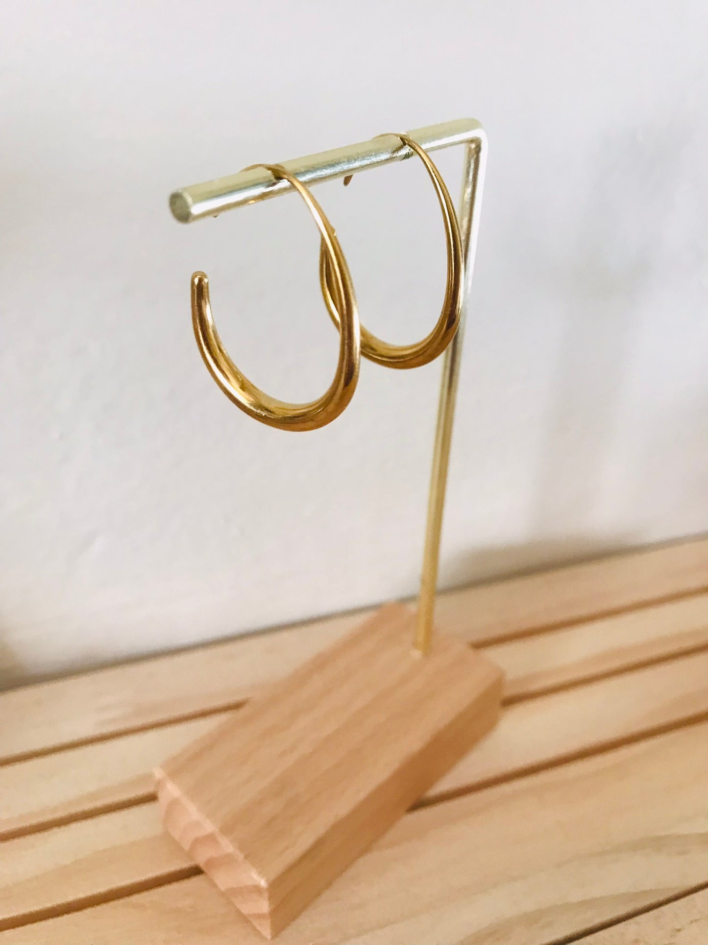 Charlize oval geometric gold hoop earring